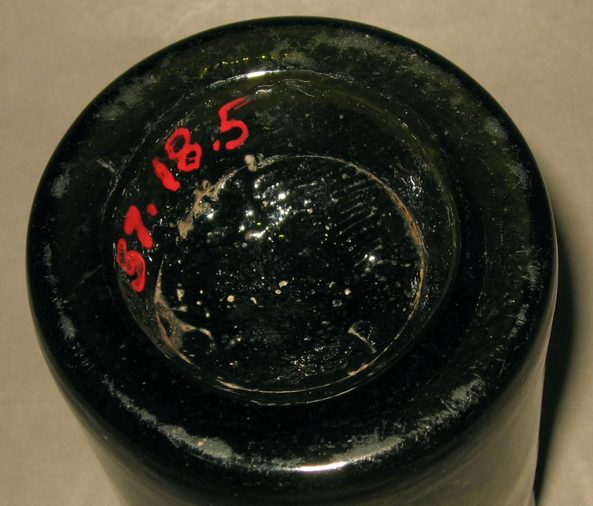 1957.0018.005 Glass jar (underside)