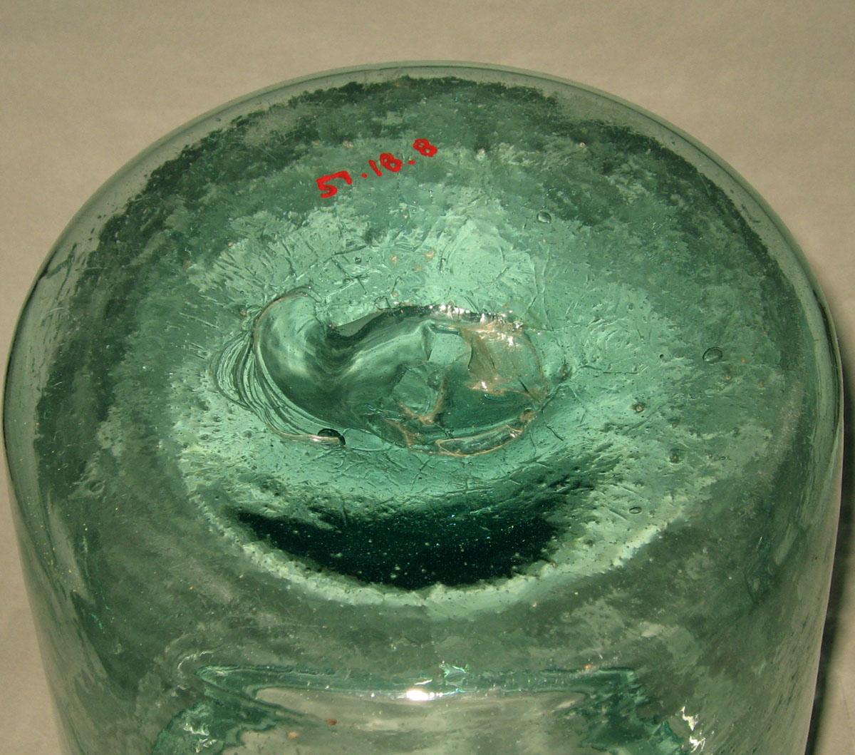 1958.018.008 Glass jar (underside)