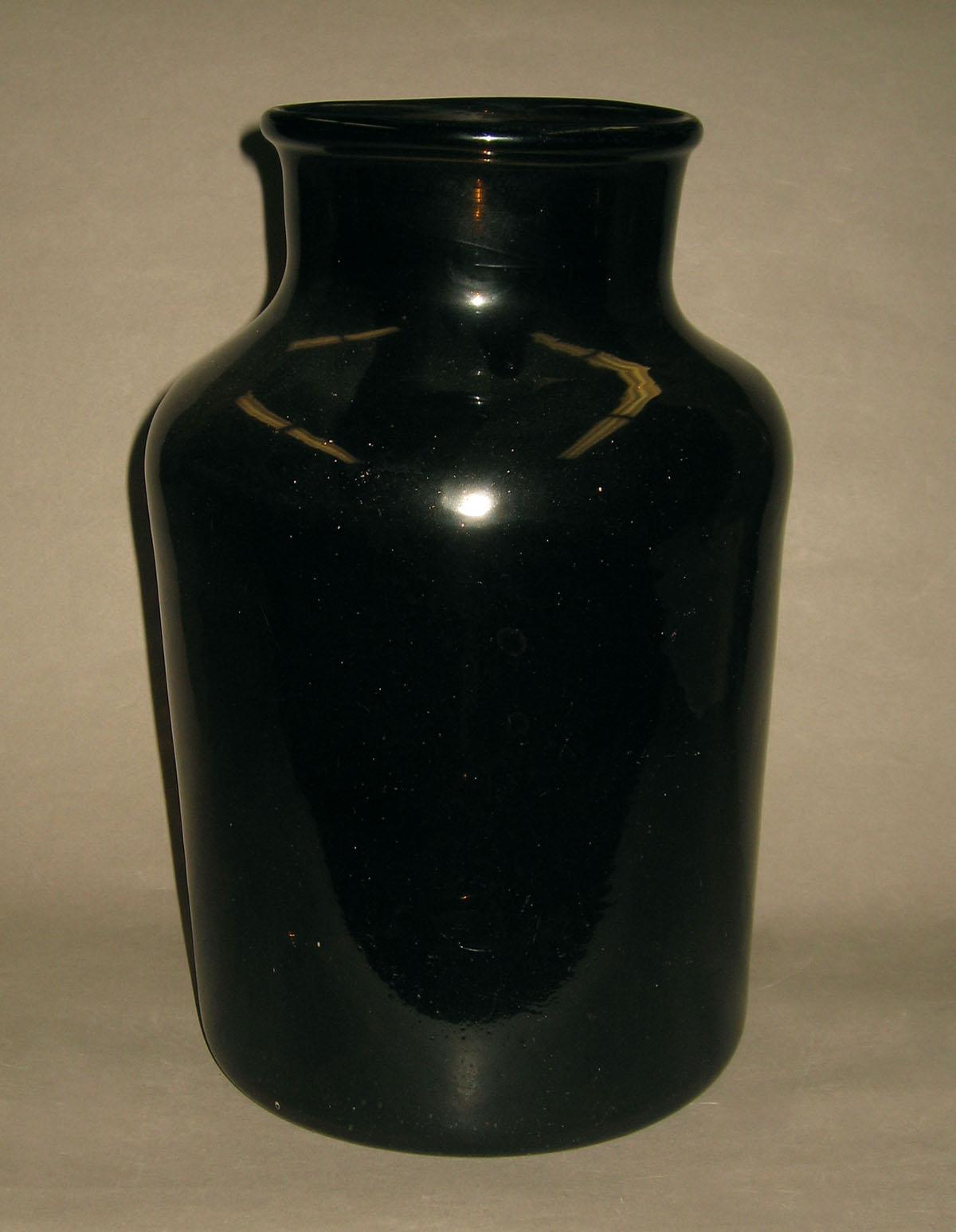 1957.0018.009 Glass jar