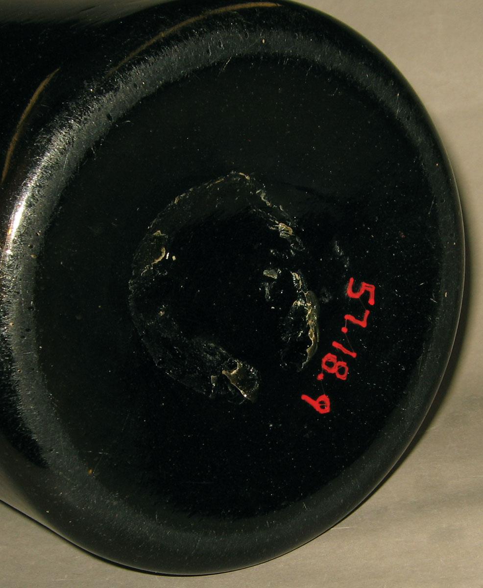 1957.0018.009 Glass jar (underside)