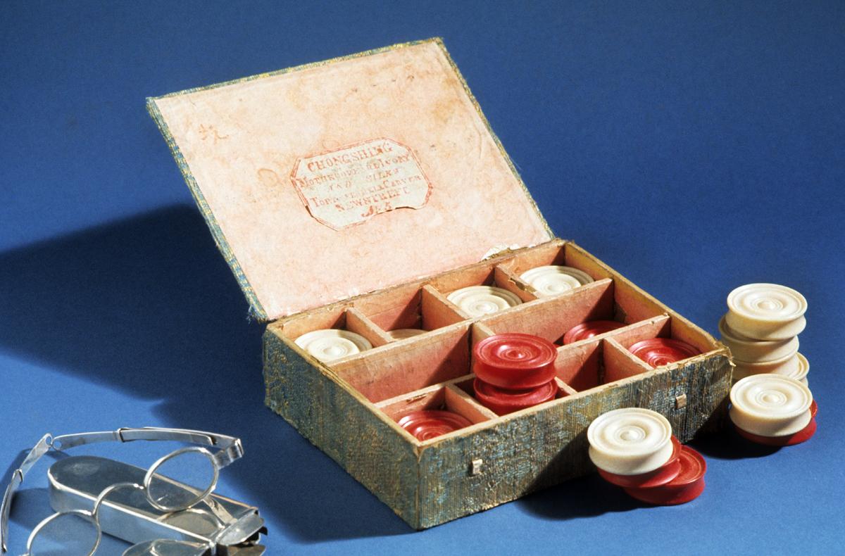 1952.0206 Box with Checkers and Spetacles