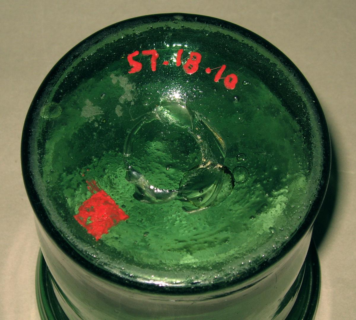 1957.0018.010 Glass jar (underside)