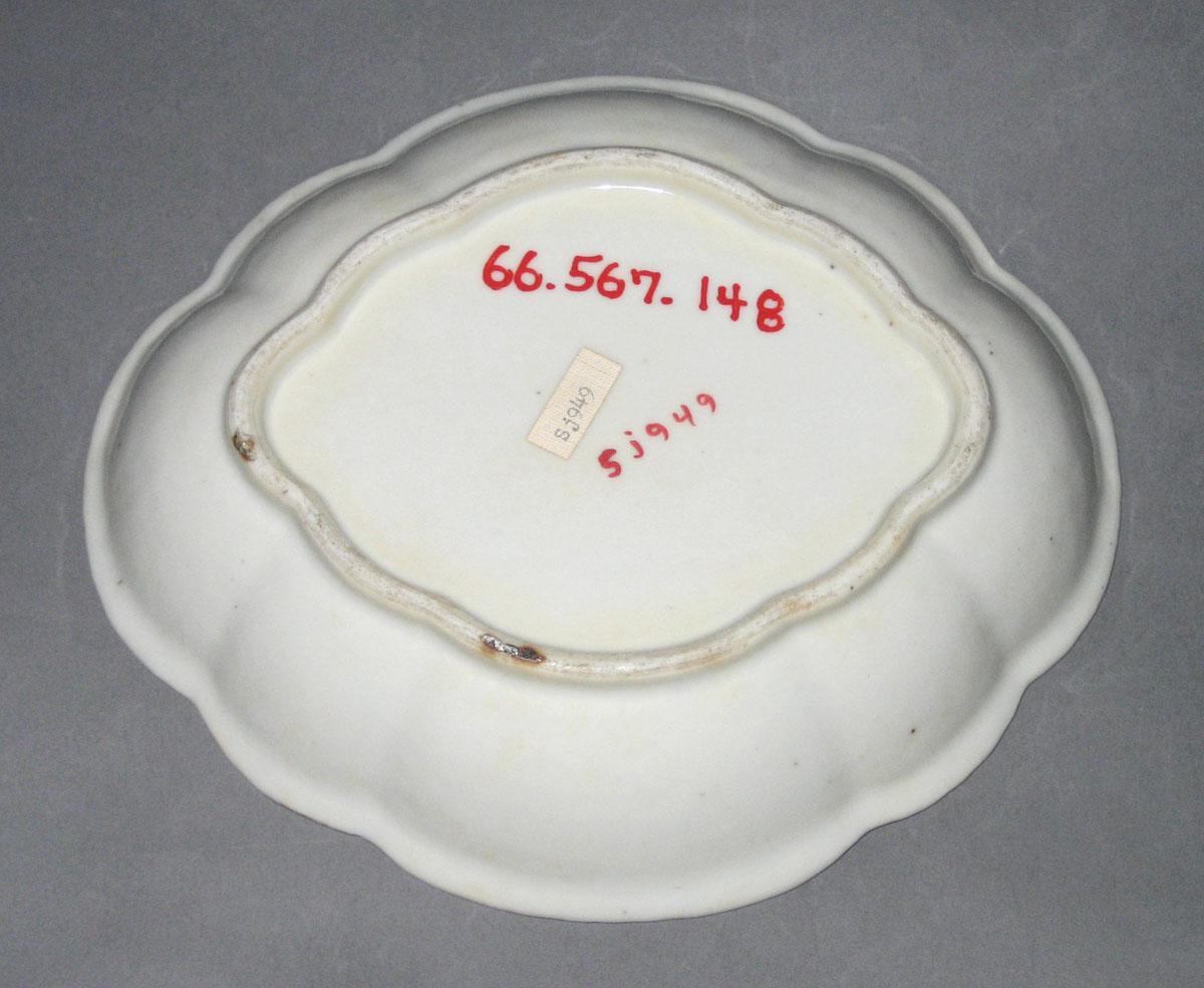 1966.0567.148 Dish underside