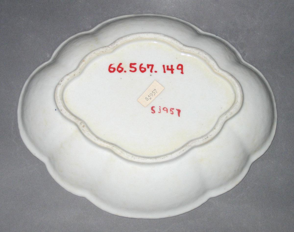1966.0567.149 Dish underside