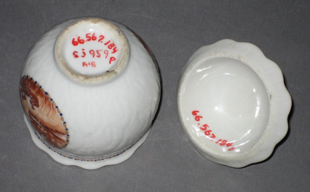 1966.0567.184 A, B Porcelain Pot de creme bottom