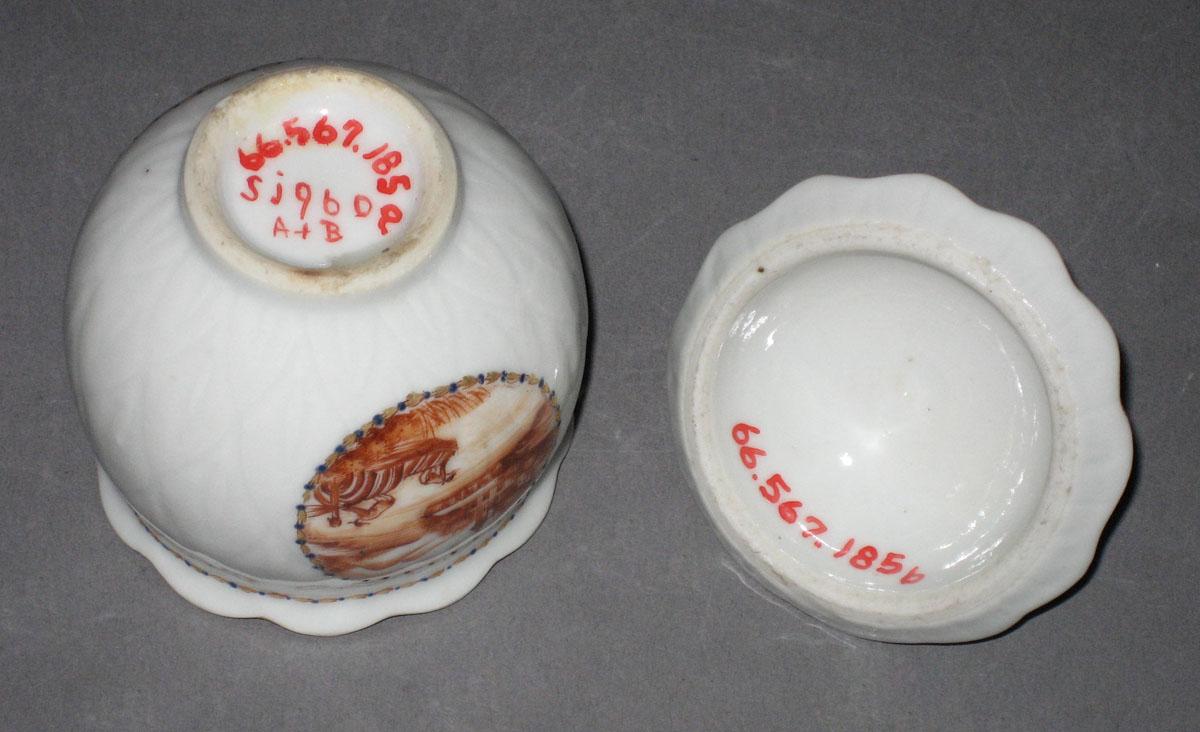 1966.0567.185 A, B Porcelain Pot de creme bottom