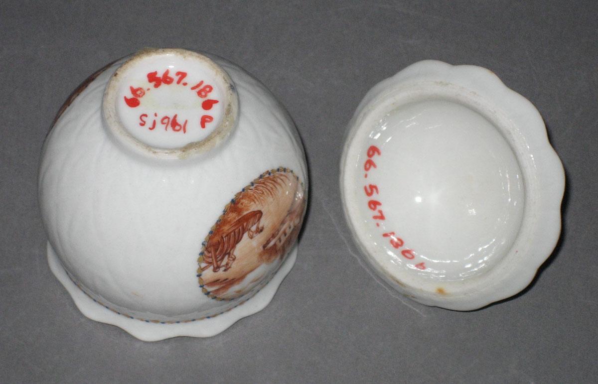 1966.0567.186 A, B Porcelain Pot de creme bottom
