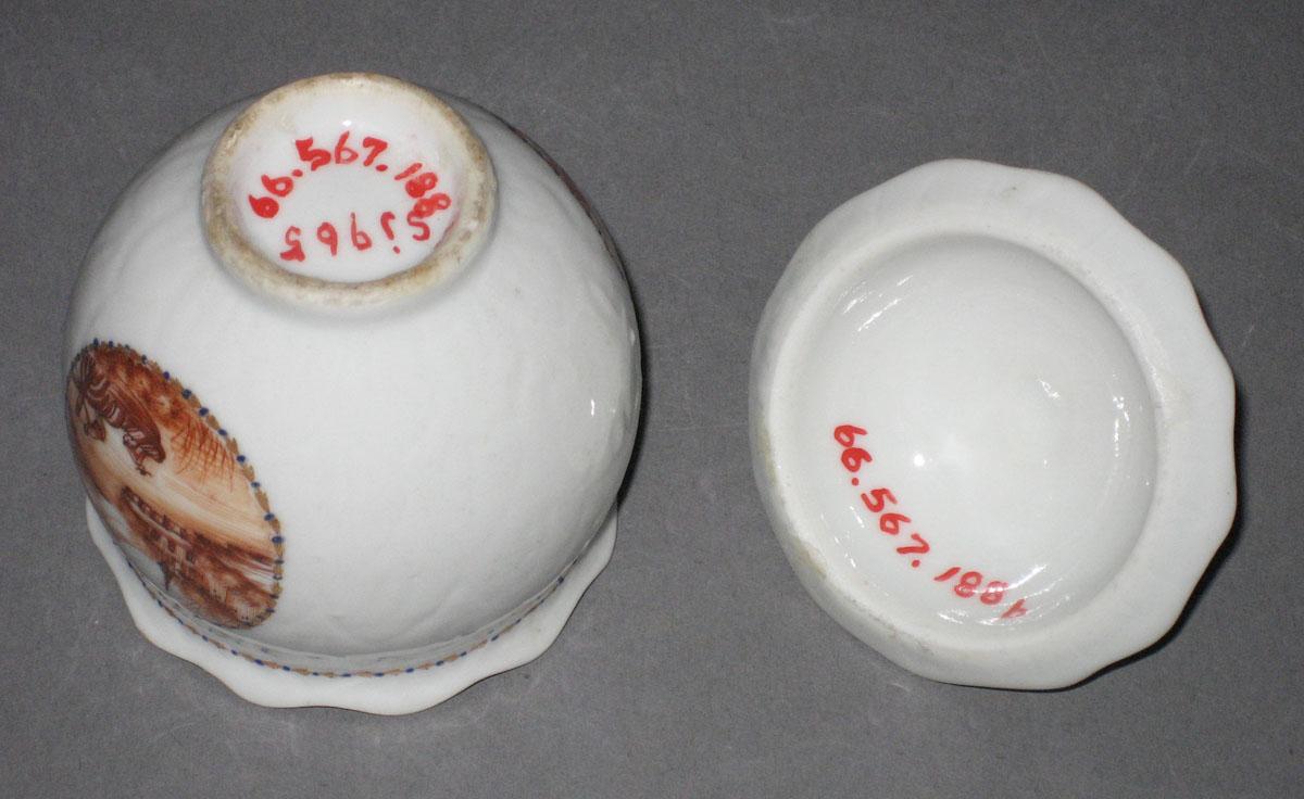 1966.0567.188 A, B Porcelain Pot de creme bottom