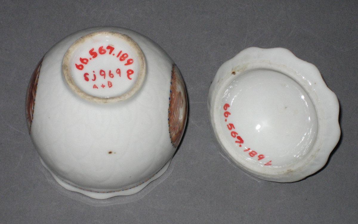 1966.0567.189 A, B Porcelain Pot de creme bottom