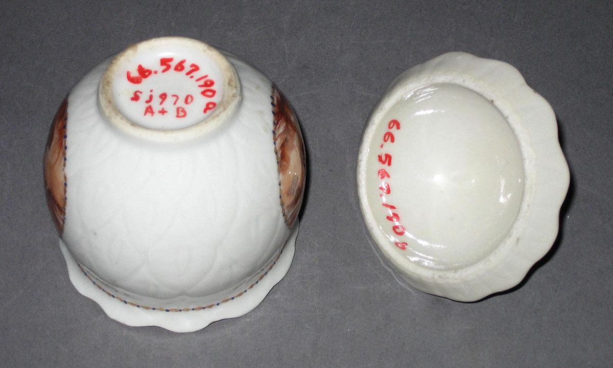1966.0567.190 A, B Porcelain Pot de creme bottom