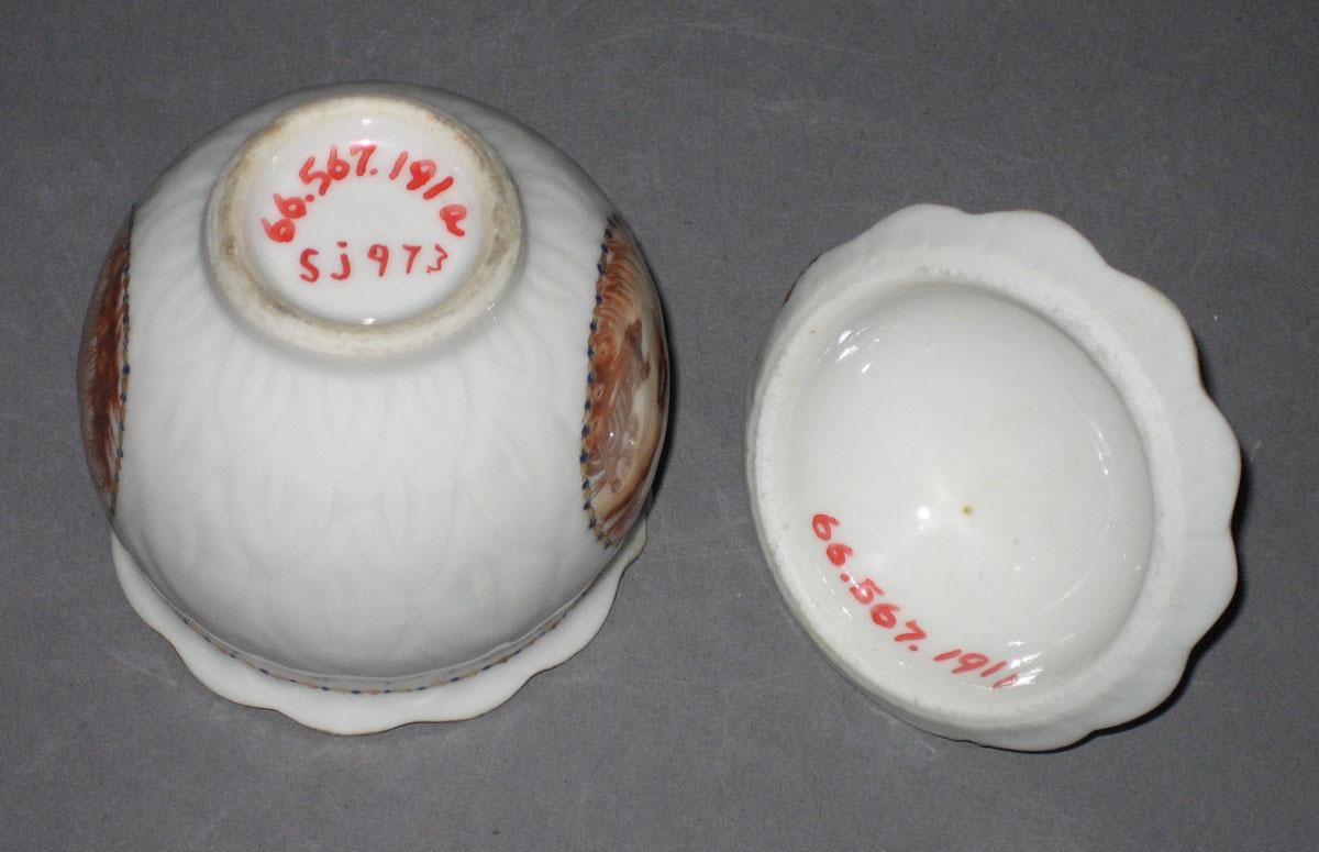 1966.0567.191 A, B Porcelain Pot de creme bottom