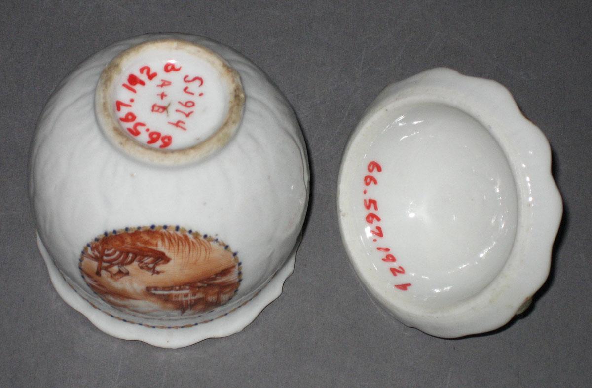 1966.0567.192 A, B Porcelain Pot de creme bottom