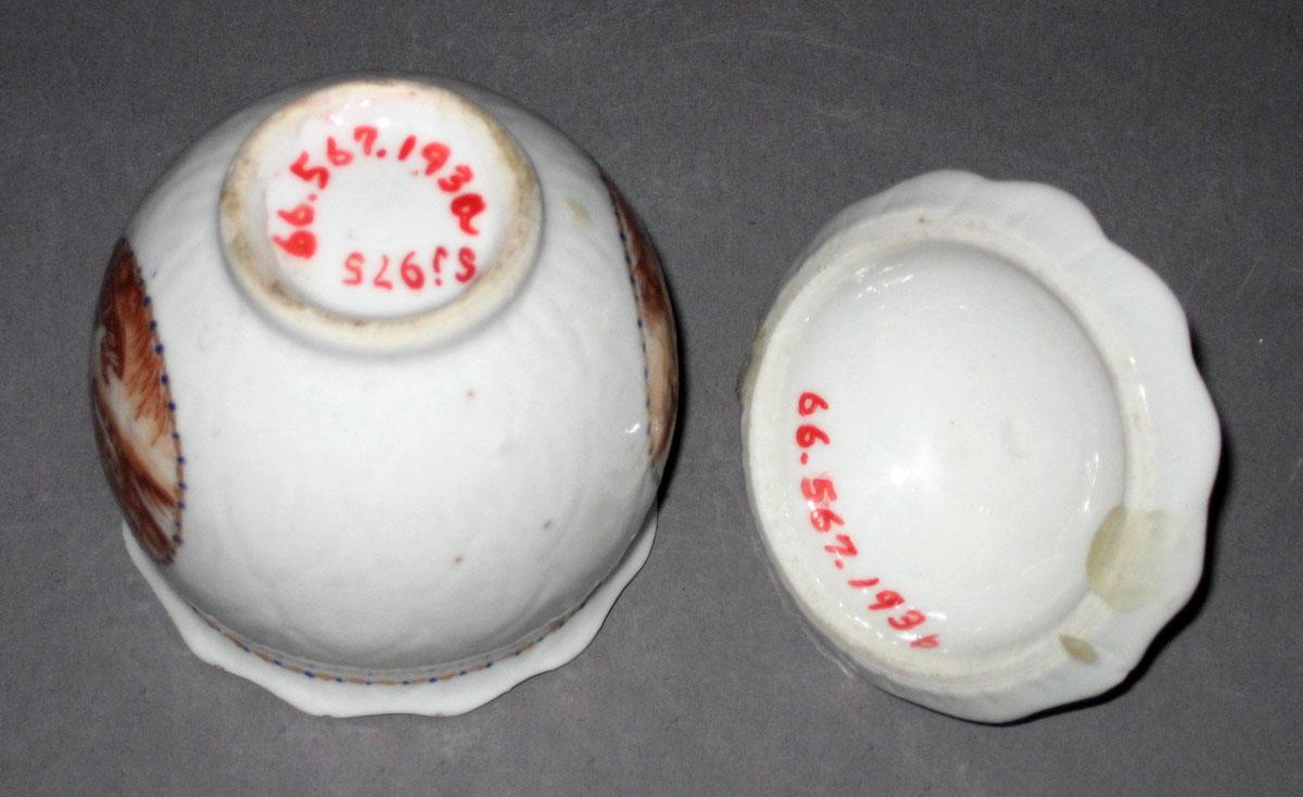 1966.0567.193 A, B Porcelain Pot de creme bottom