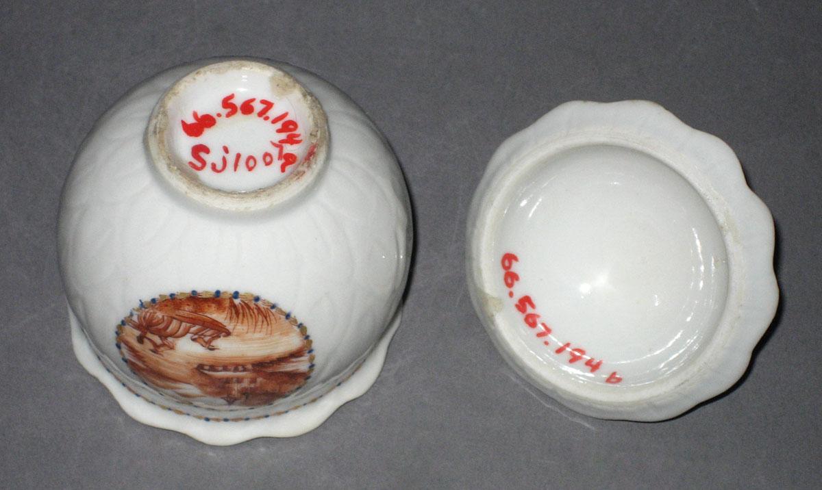 1966.0567.194 A, B Porcelain Pot de creme bottom