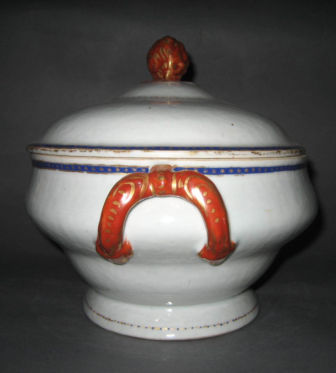 1966.0567.198 A, B Tureen side view