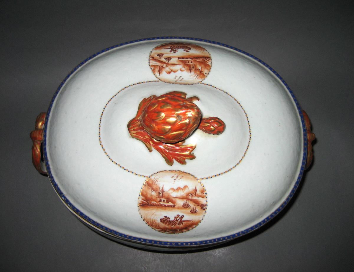 1966.0567.199 A, B Tureen top view 1