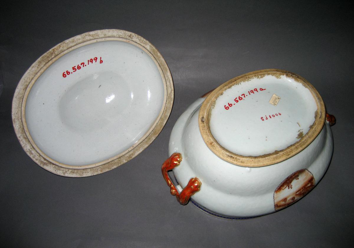 1966.0567.199 A, B Tureen underside view