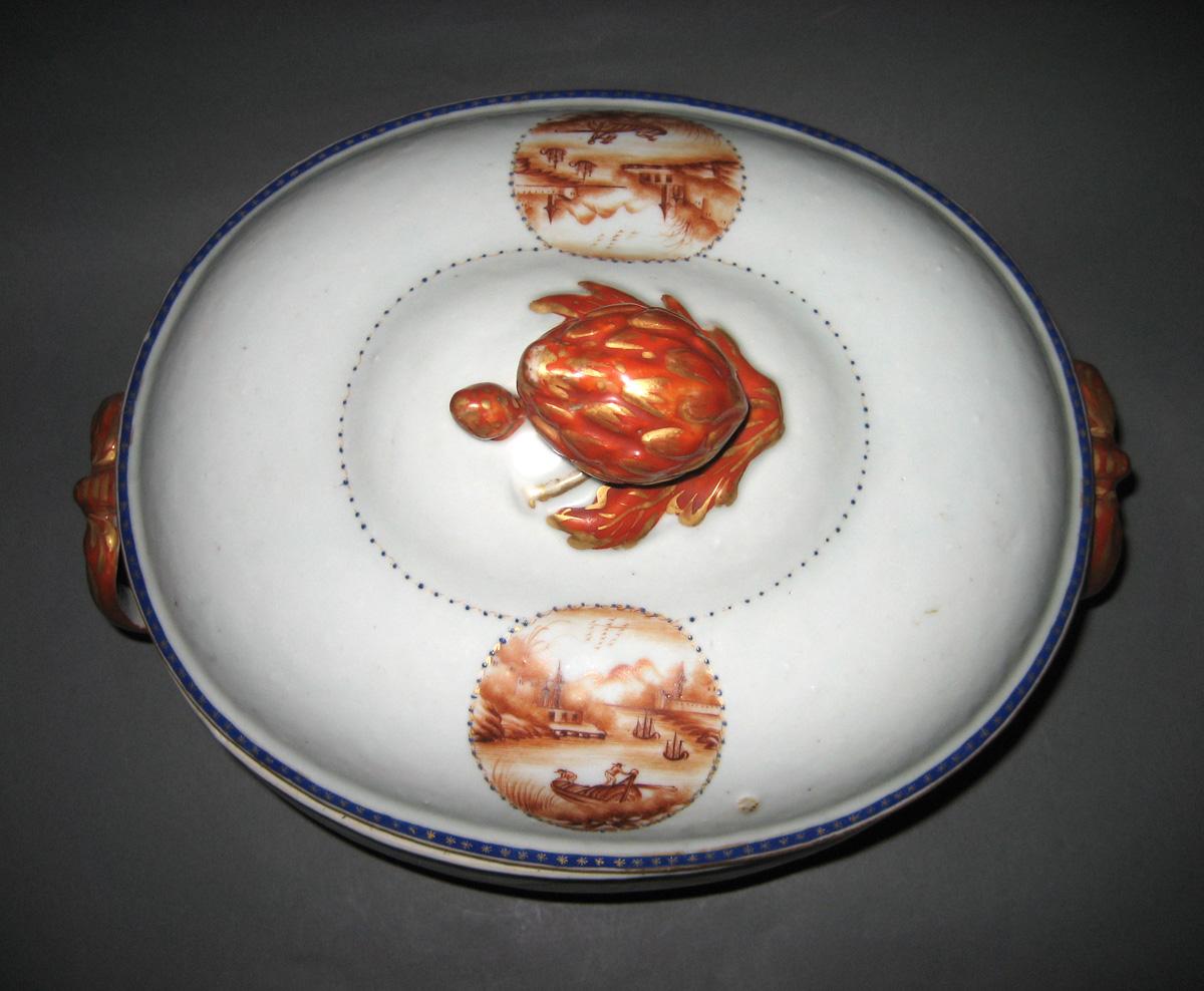 1966.0567.200 A, B Tureen top view 1