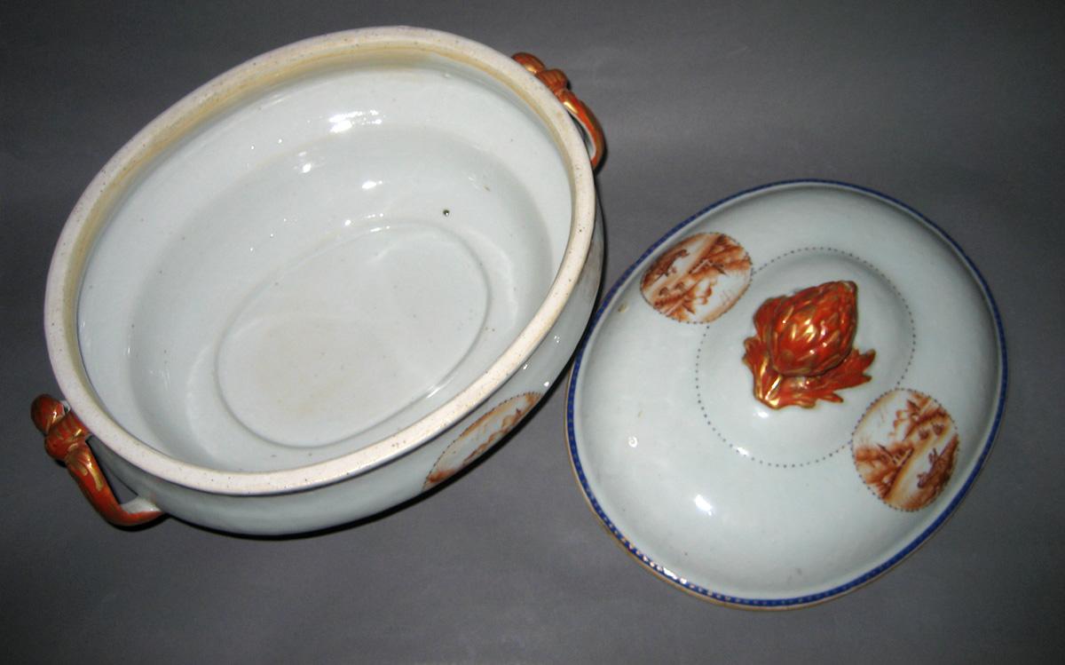 1966.0567.200 A, B Tureen top view 2