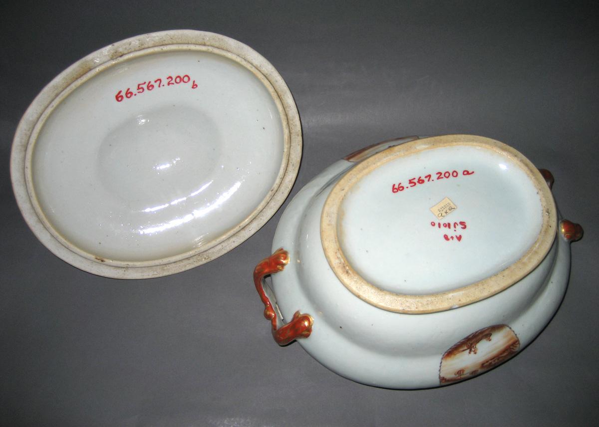 1966.0567.200 A, B Tureen underside view