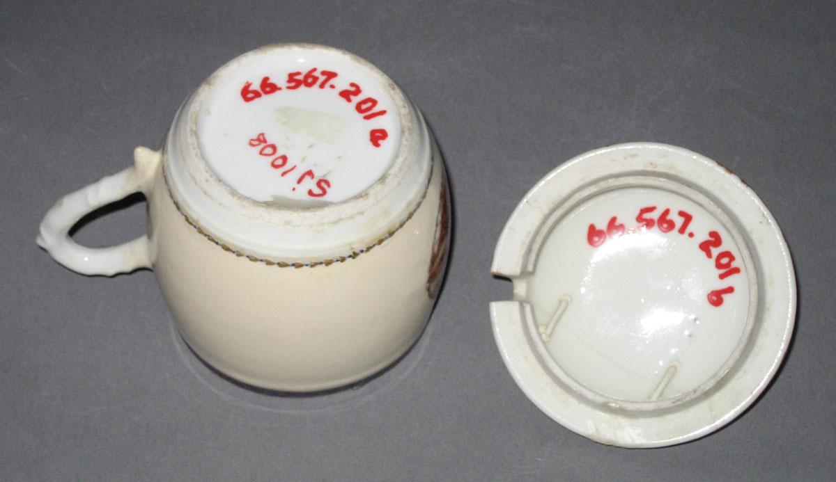 1966.0567.201 A, B Porcelain Mustard Pot bottom
