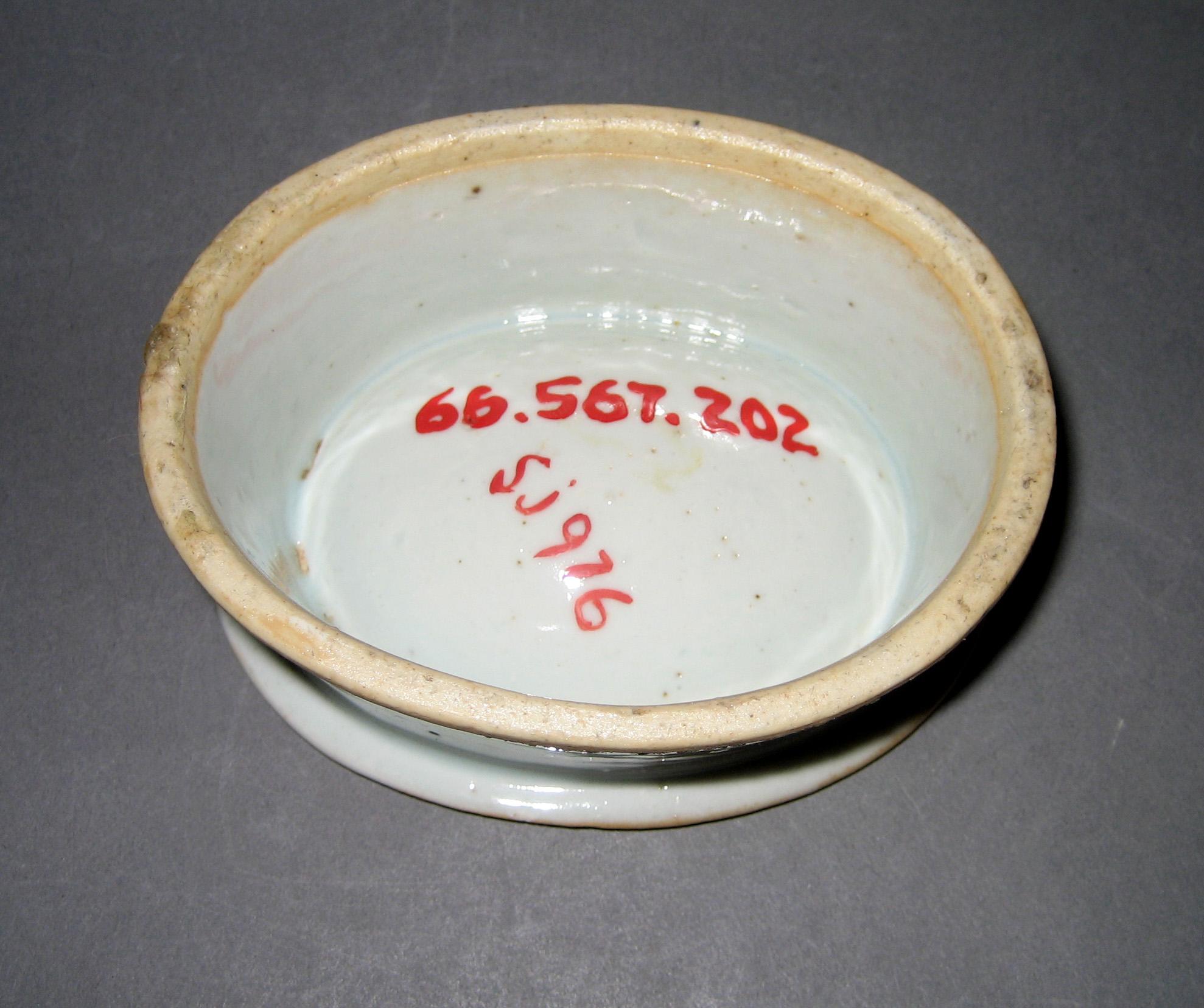 1966.0567.200 Salt underside view