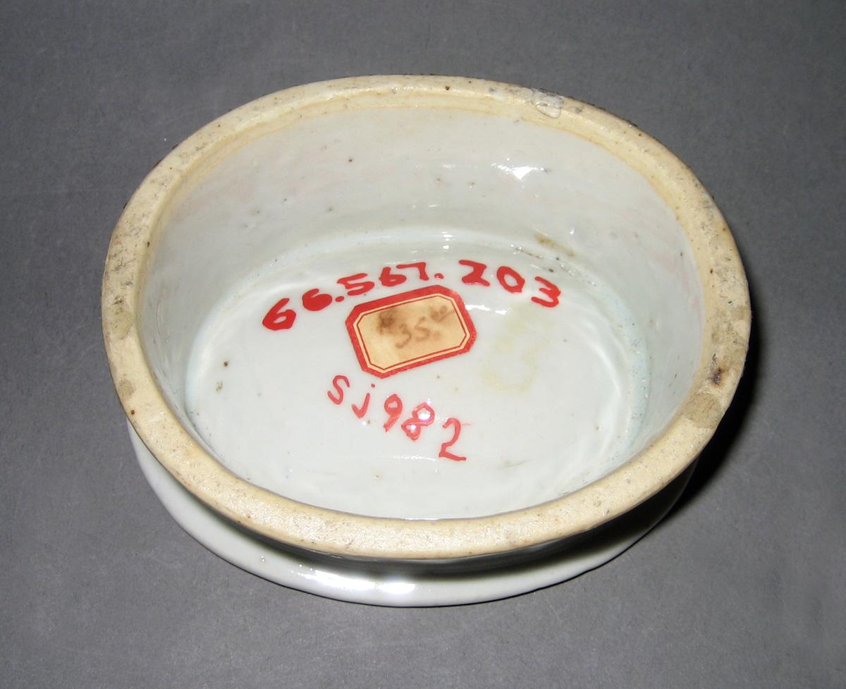 1966.0567.203 Salt underside view