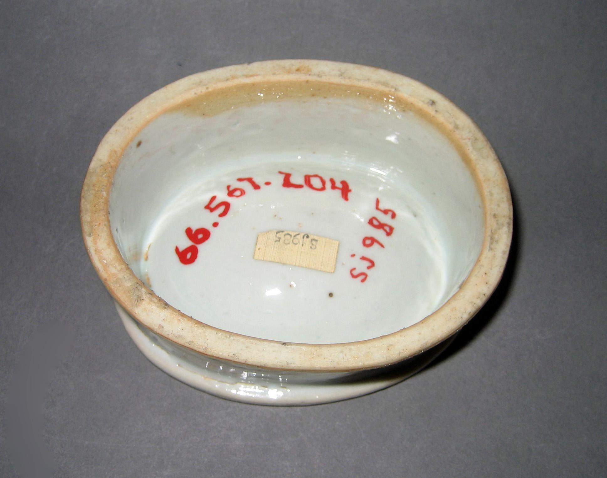 1966.0567.204 Salt underside view