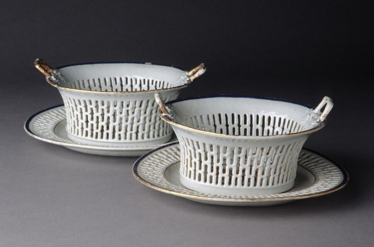 1966.0567.208 A, B Basket and stand, .209 A, B Basket and stand
