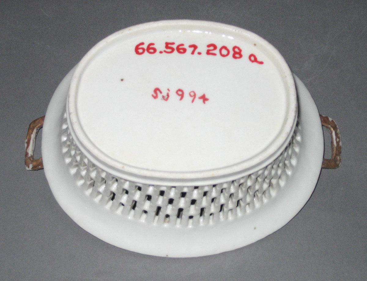 1966.0567.208 A Porcelain Basket underside