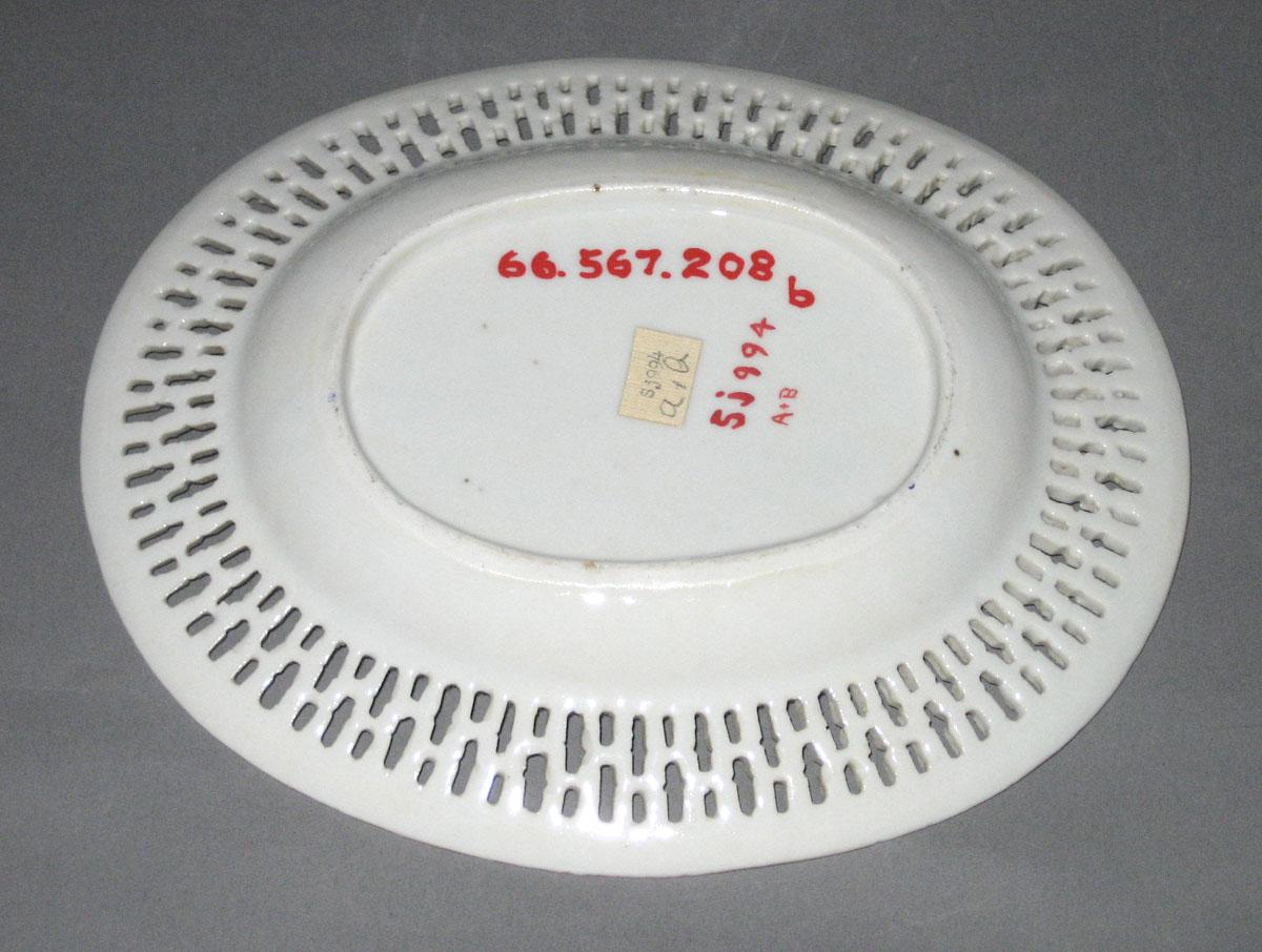 1966.0567.208 B Porcelain Stand underside