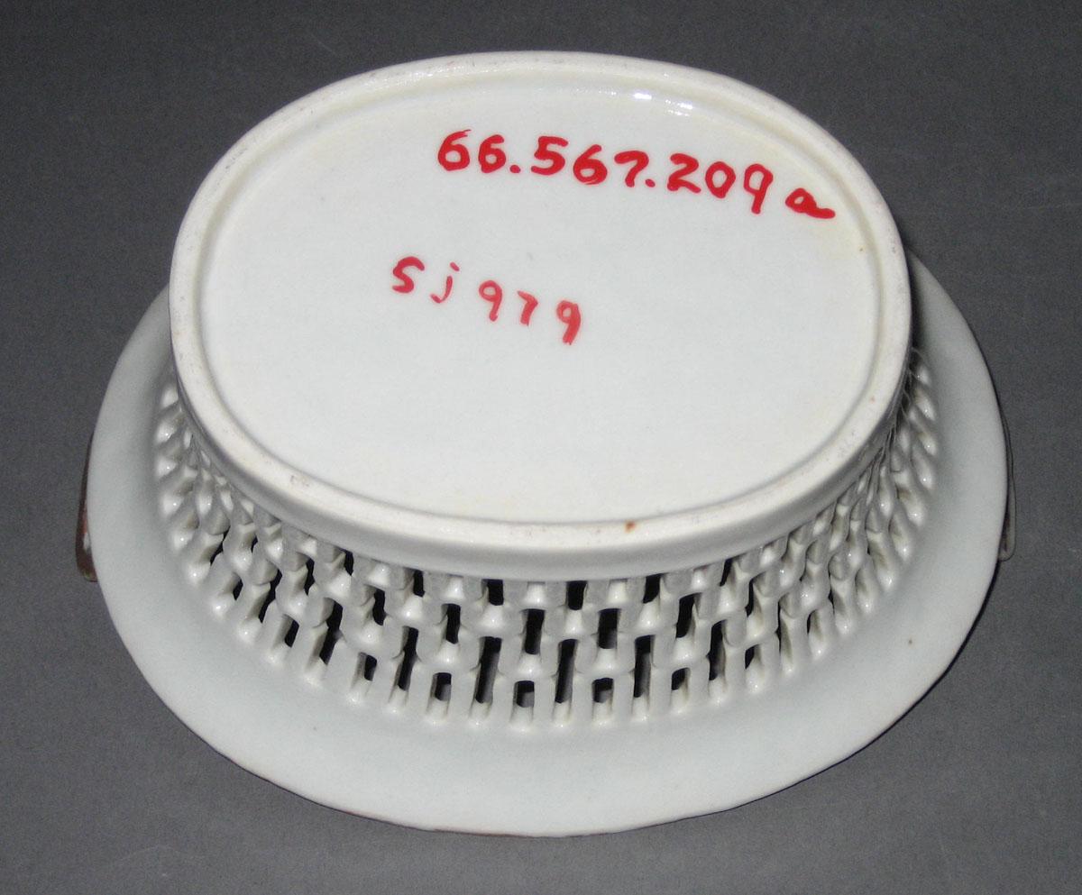 1966.0567.209 A Porcelain Basket underside