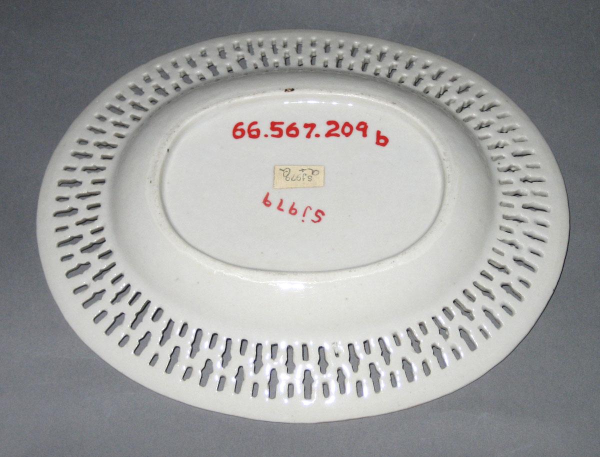 1966.0567.209 B Porcelain Stand back