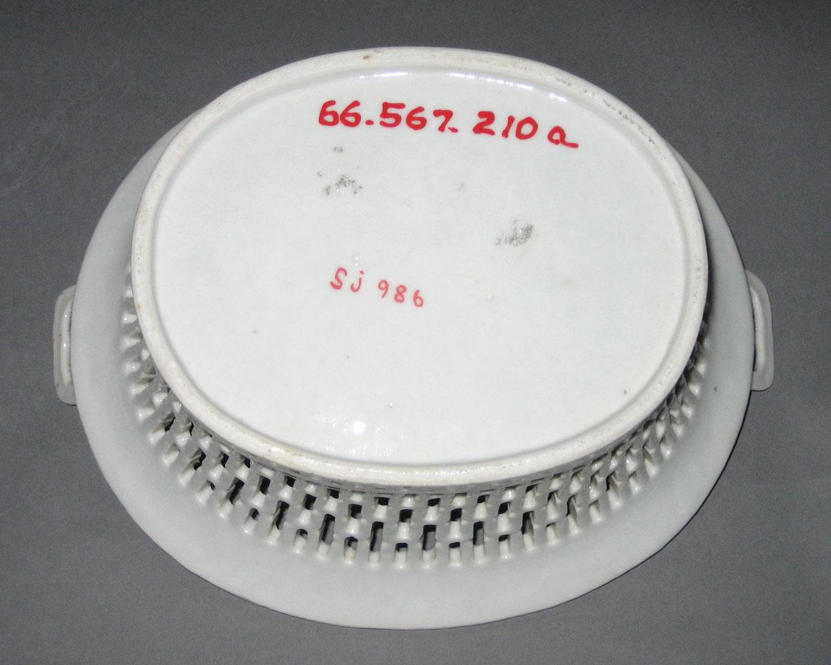 1966.0567.210 A Porcelain Basket underside