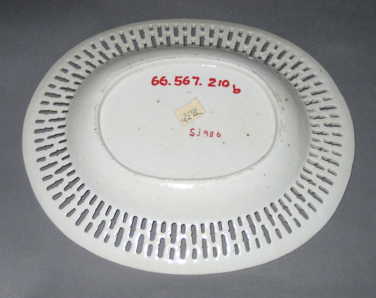 1966.0567.210 B Porcelain Stand underside