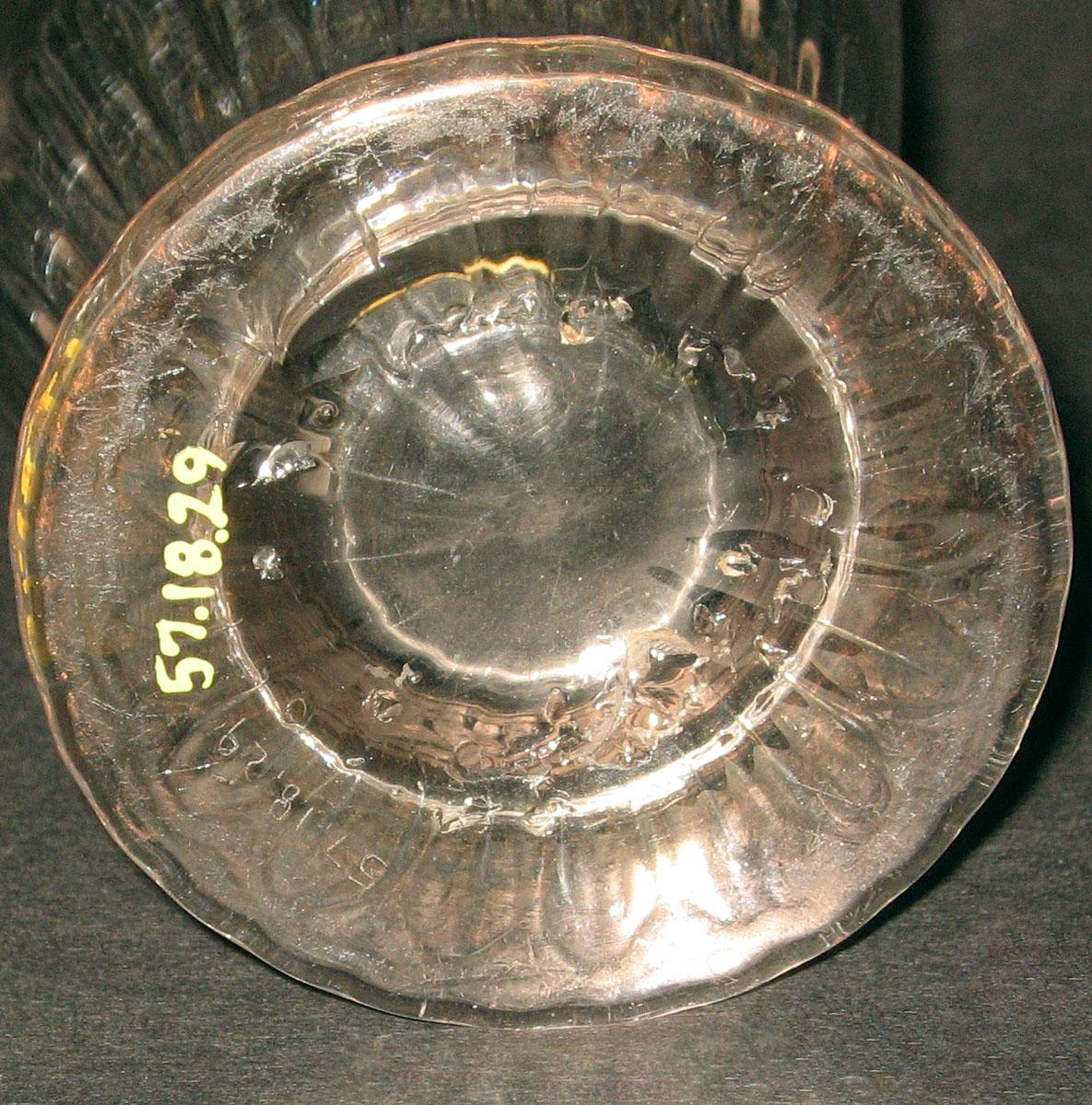 1957.0018.029 Glass rummer (underside)