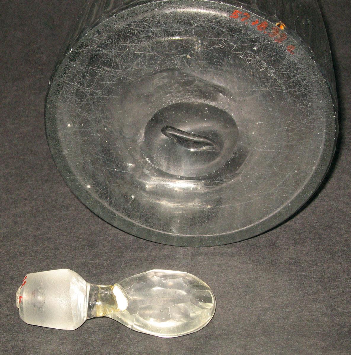 1957.0018.033 A, B Glass decanter (detail)