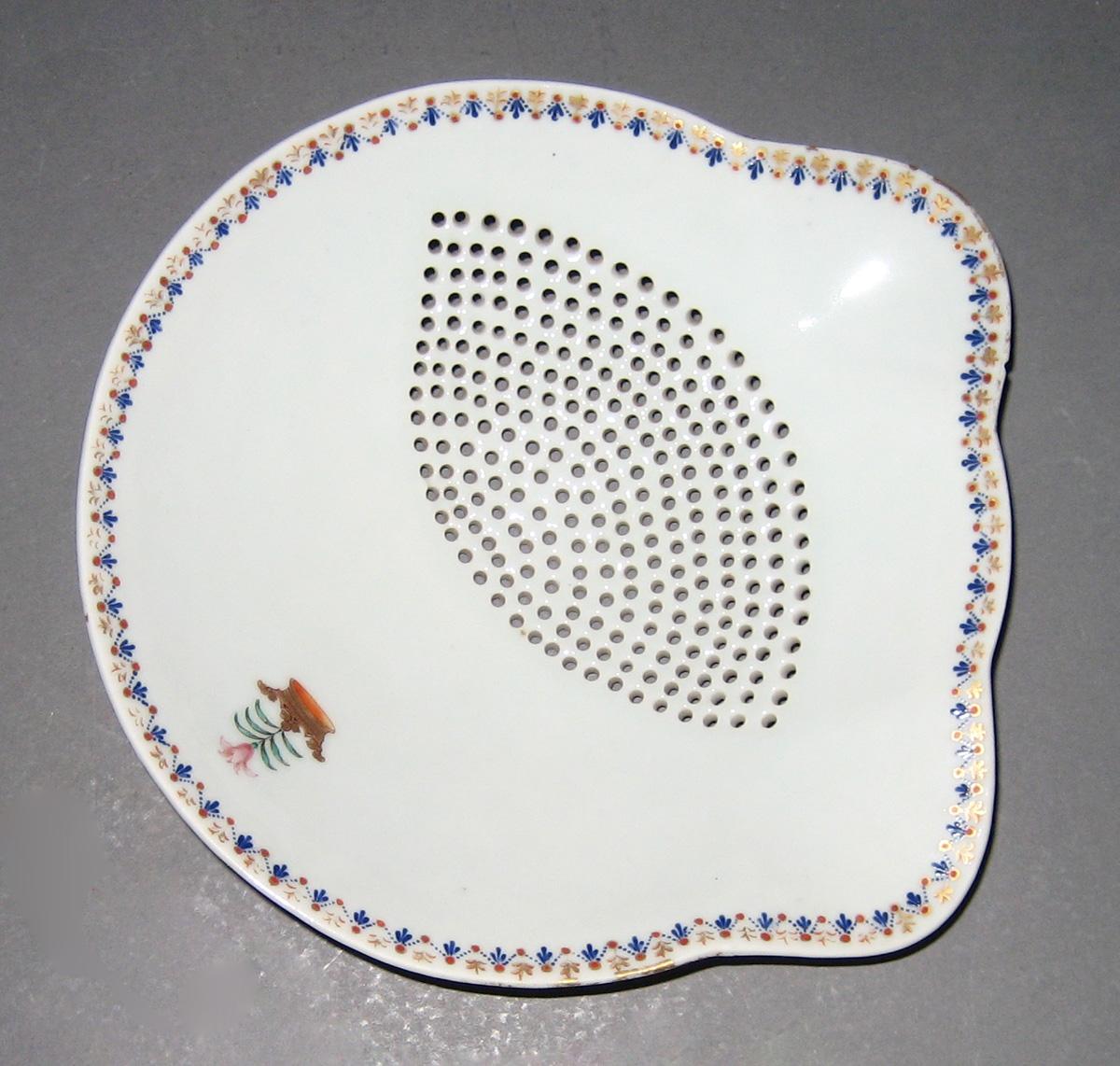 1966.0569.014 Porcelain Strainer