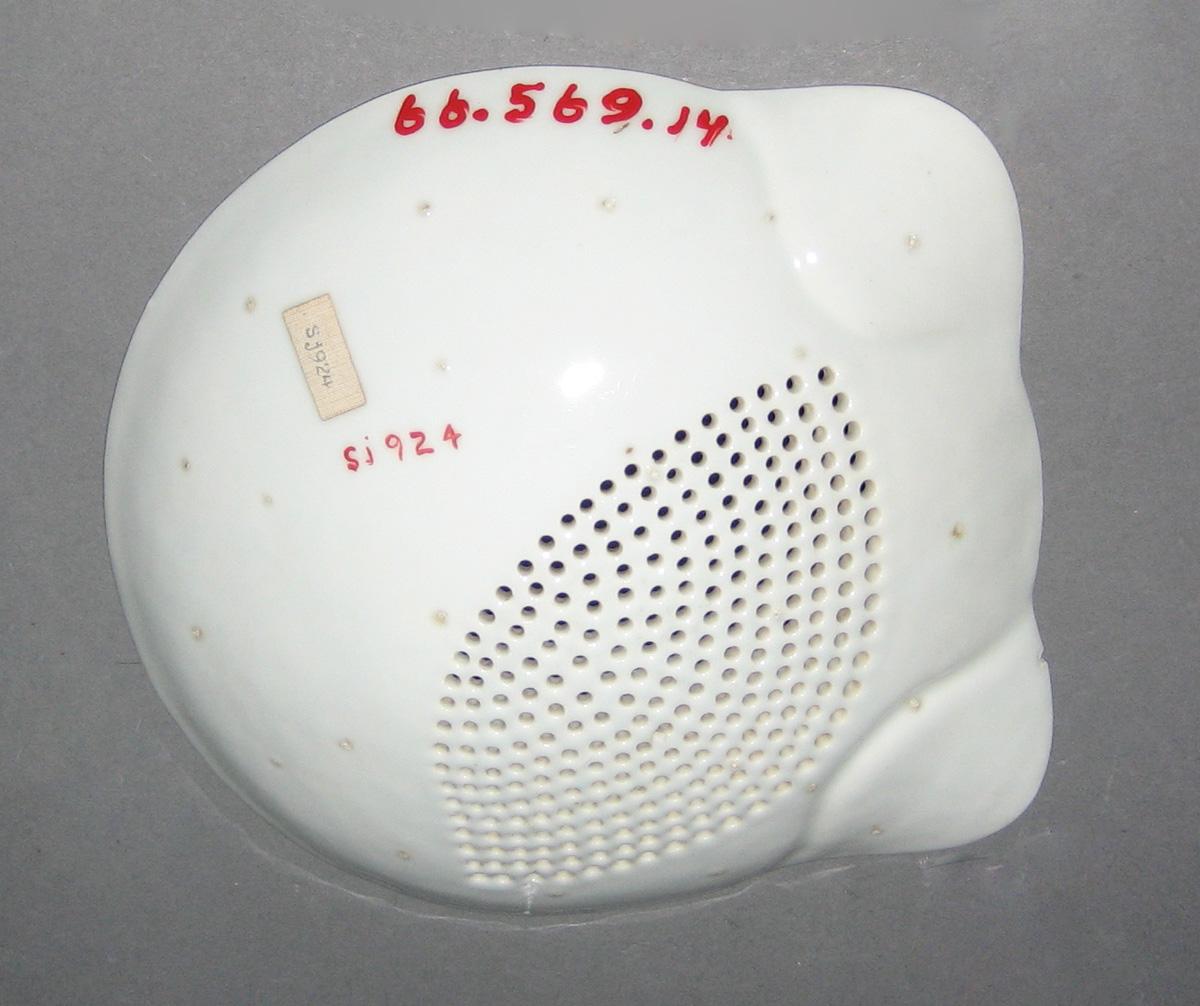 1966.0569.014 Porcelain Strainer underside