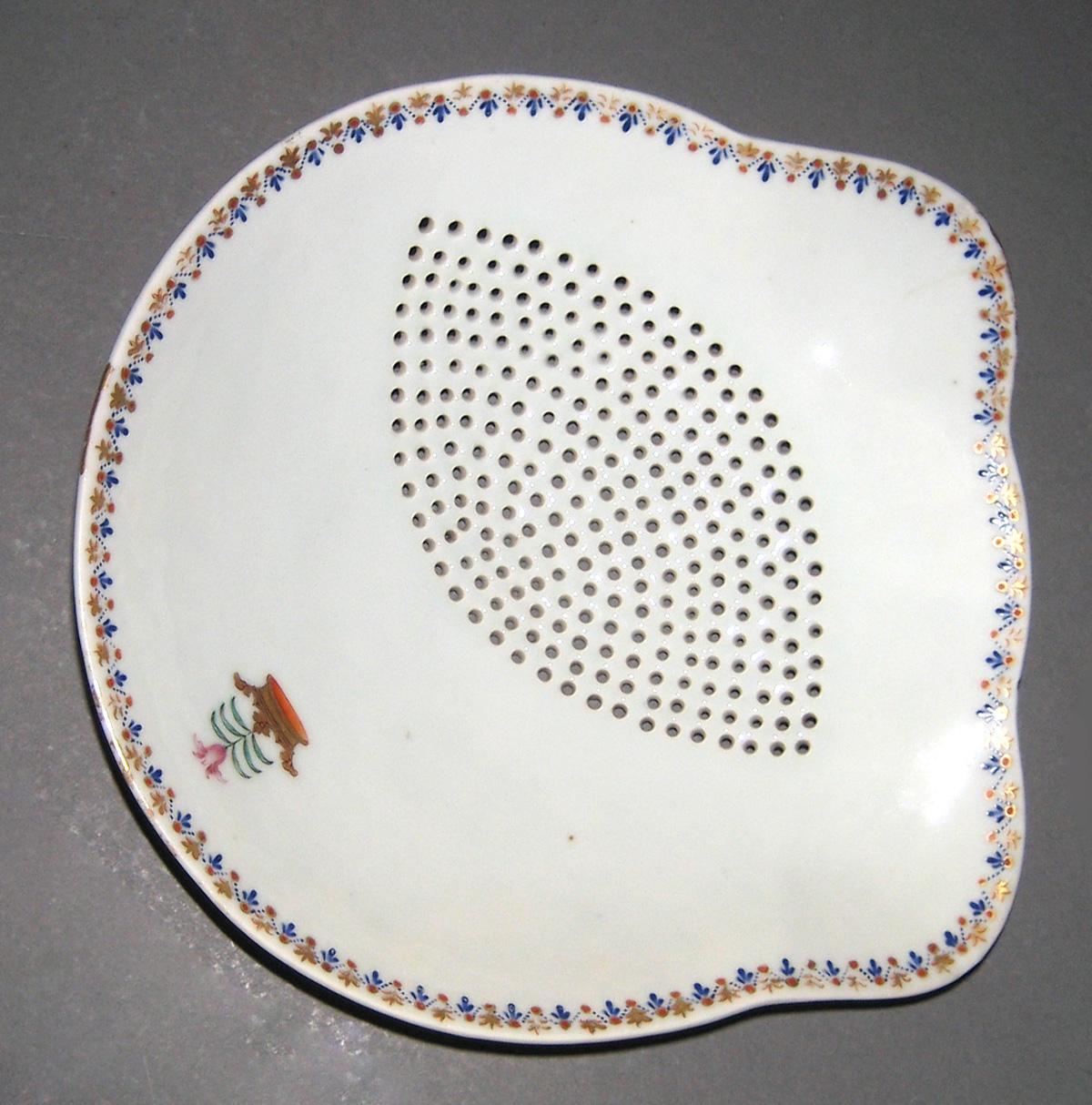 1966.0569.015 Porcelain Strainer
