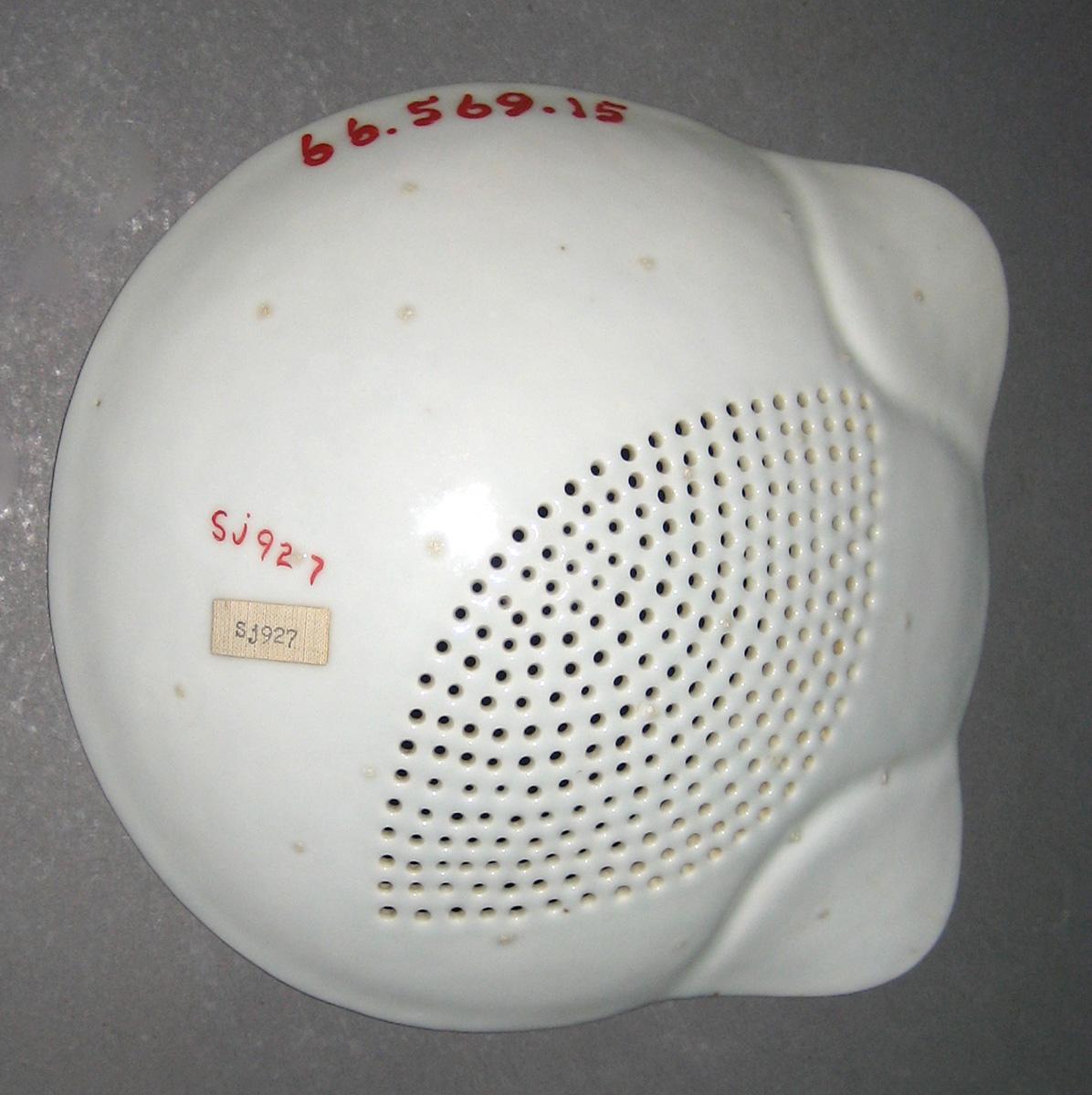 1966.0569.015 Porcelain Strainer underside