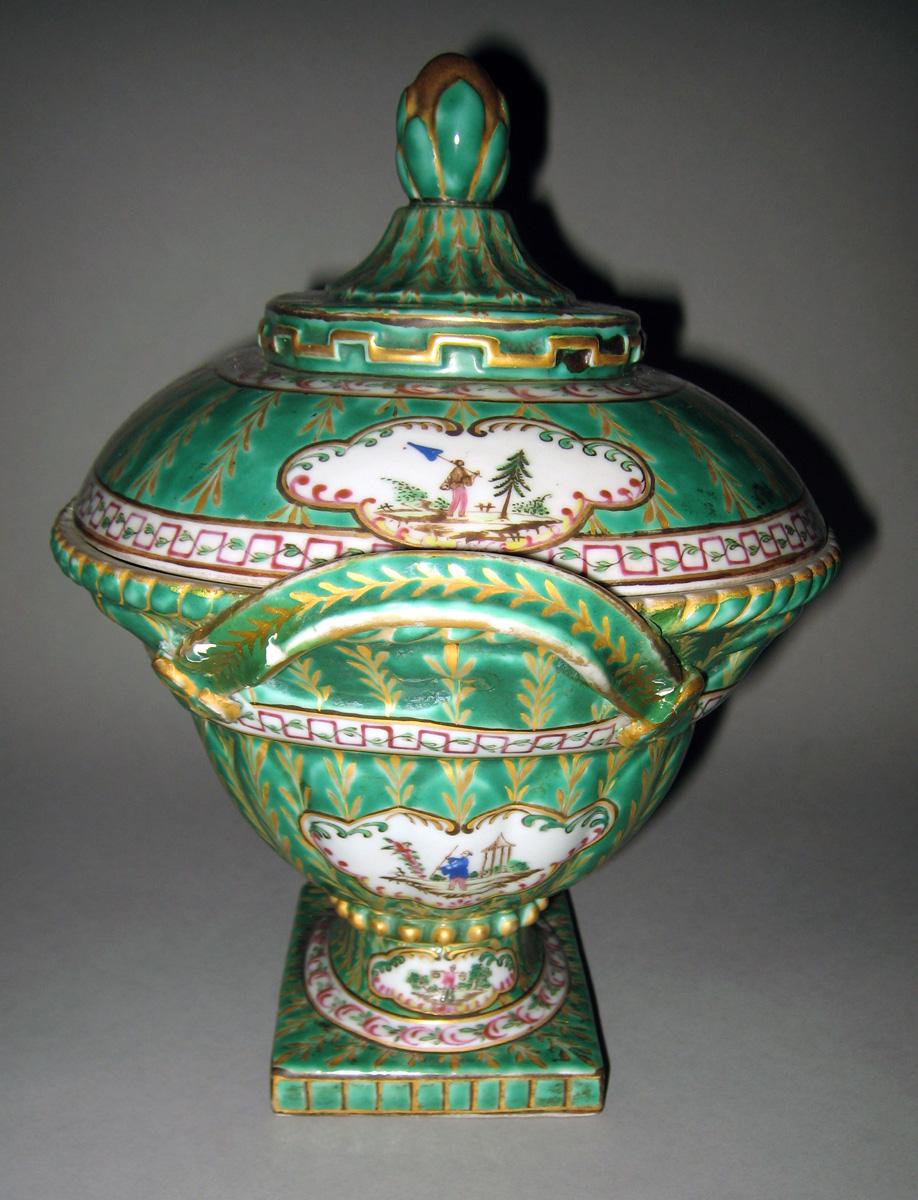 1966.0570.002 A, B Porcelain Tureen side 1