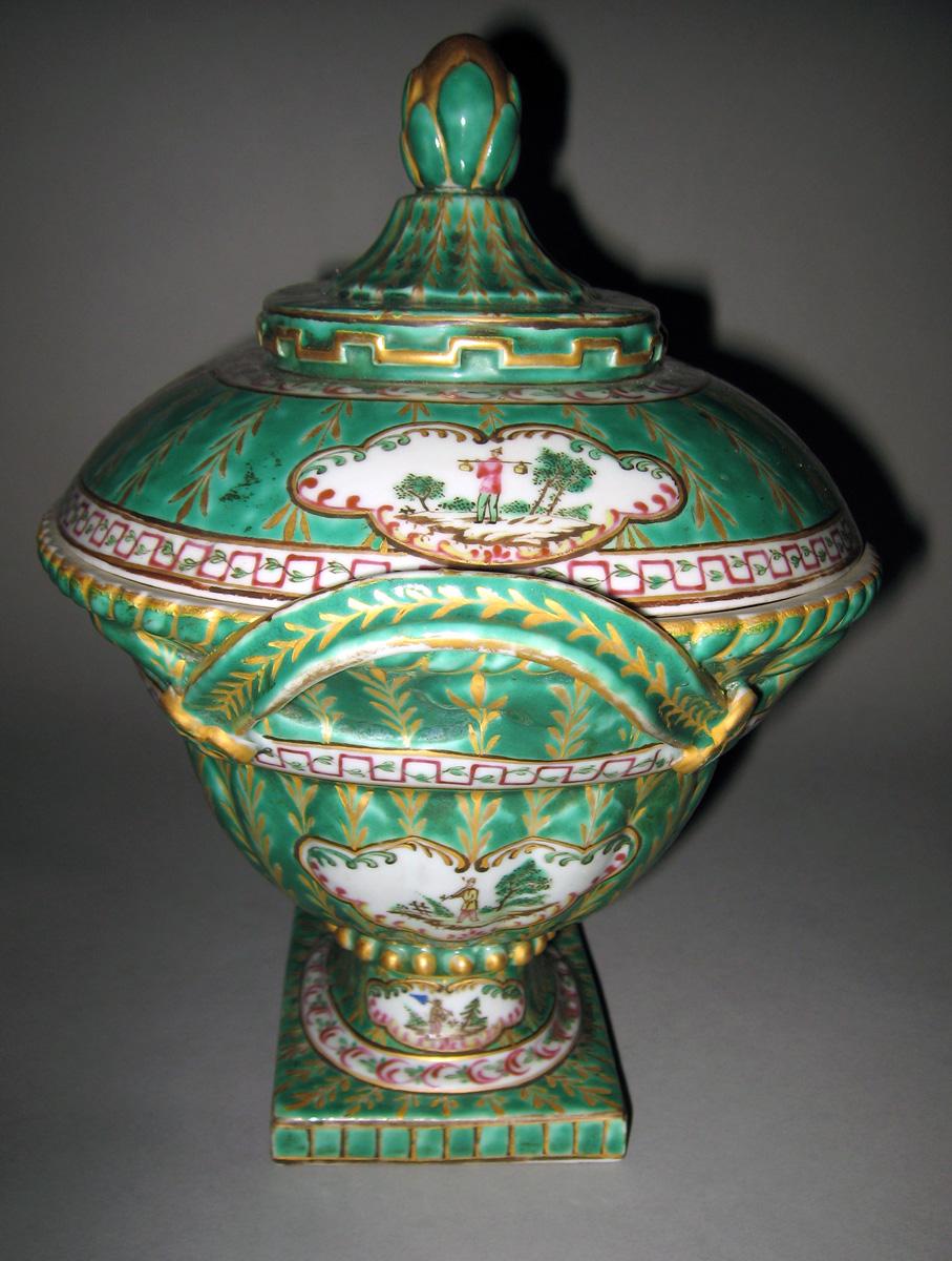 1966.0570.002 A, B Porcelain Tureen side 2