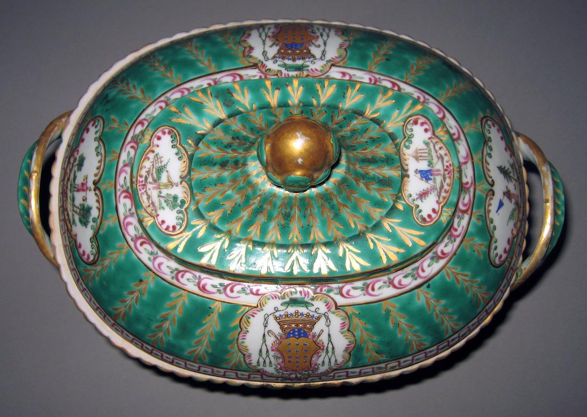 1966.0570.002 A, B Porcelain Tureen top view
