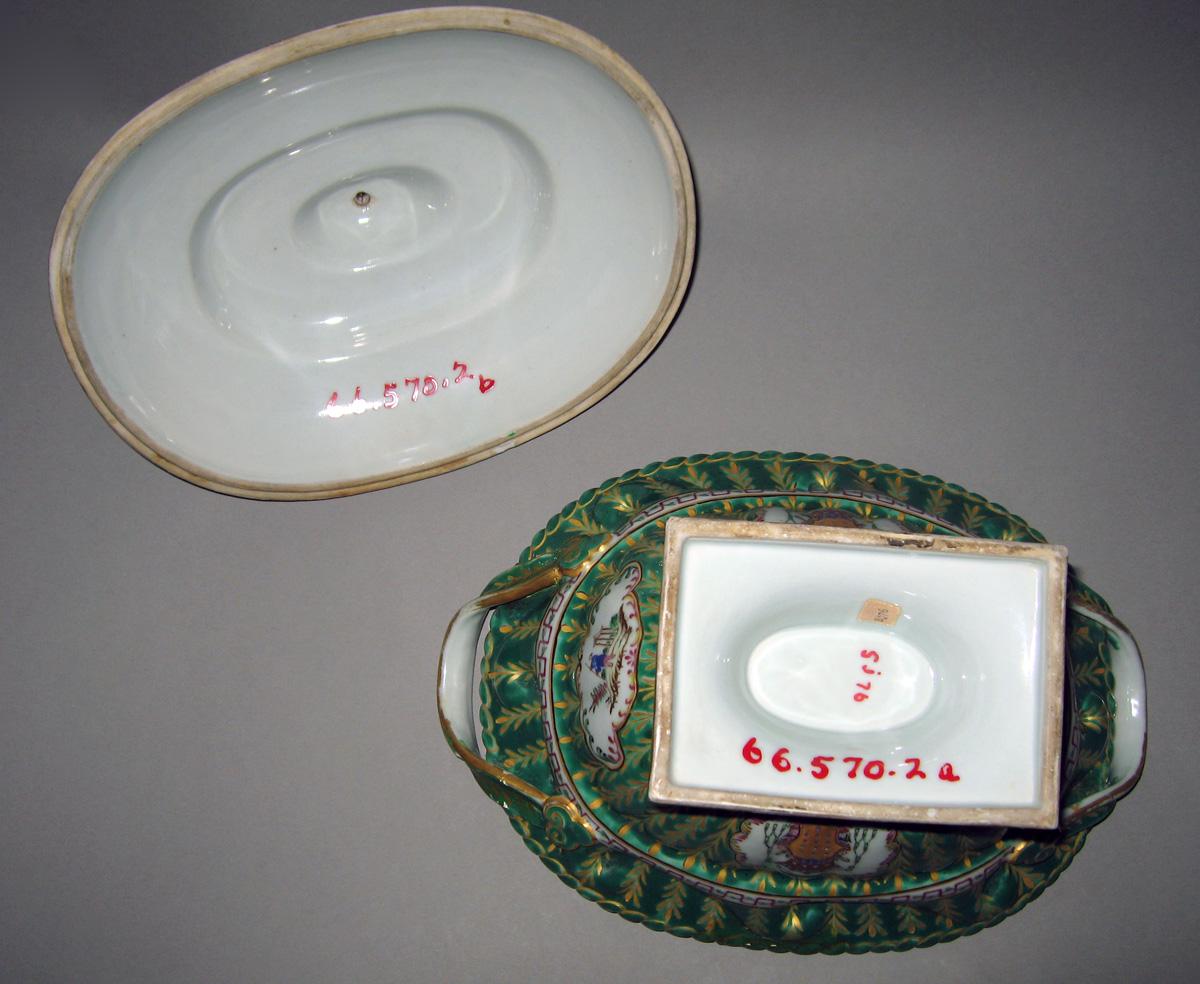 1966.0570.002 A, B Porcelain Tureen underside
