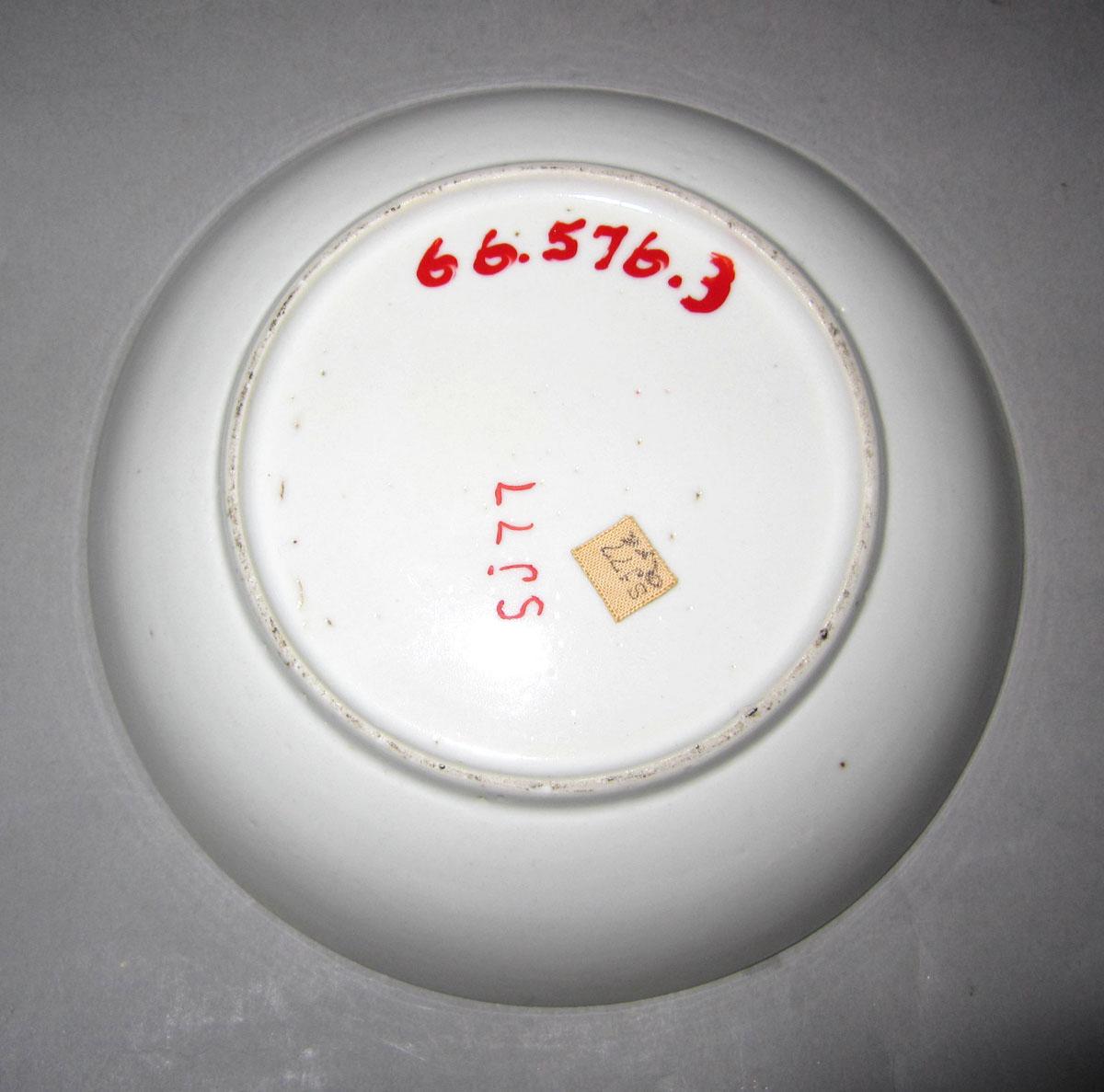 1966.0576.003 Porcelain saucer underside