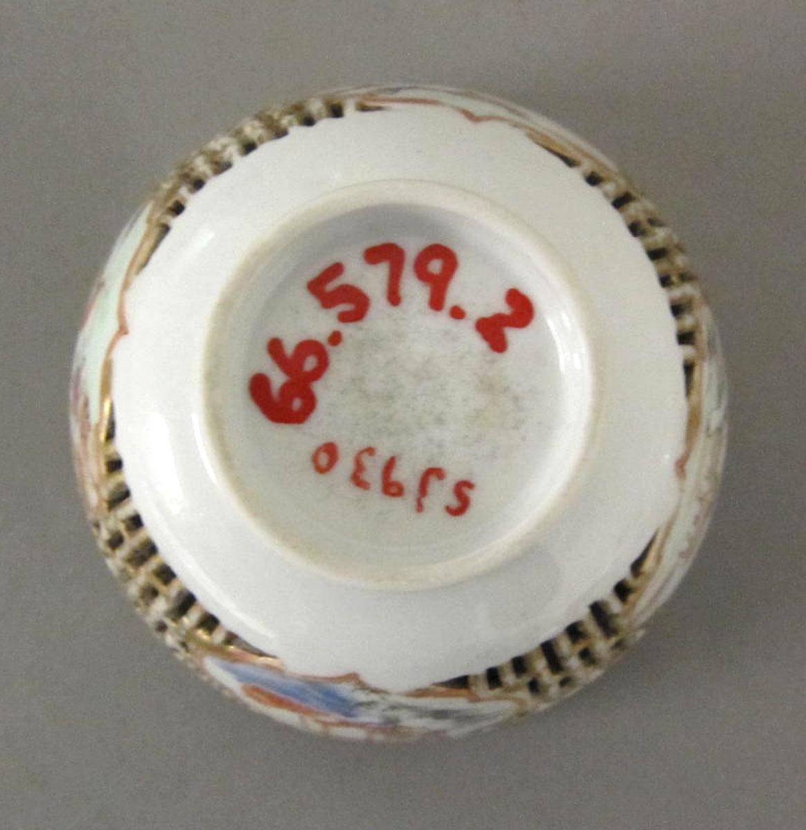 1966.0579.002 Porcelain cup underside