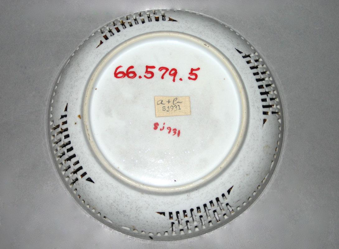 1966.0579.005 Saucer underside