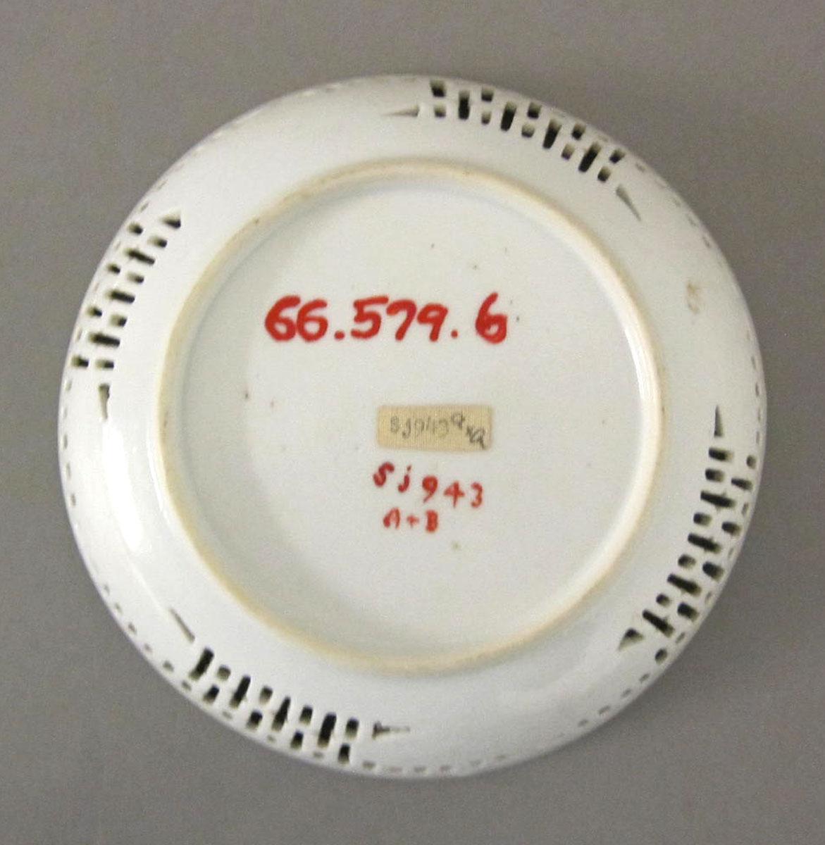 1966.0579.006 Porcelain saucer underside