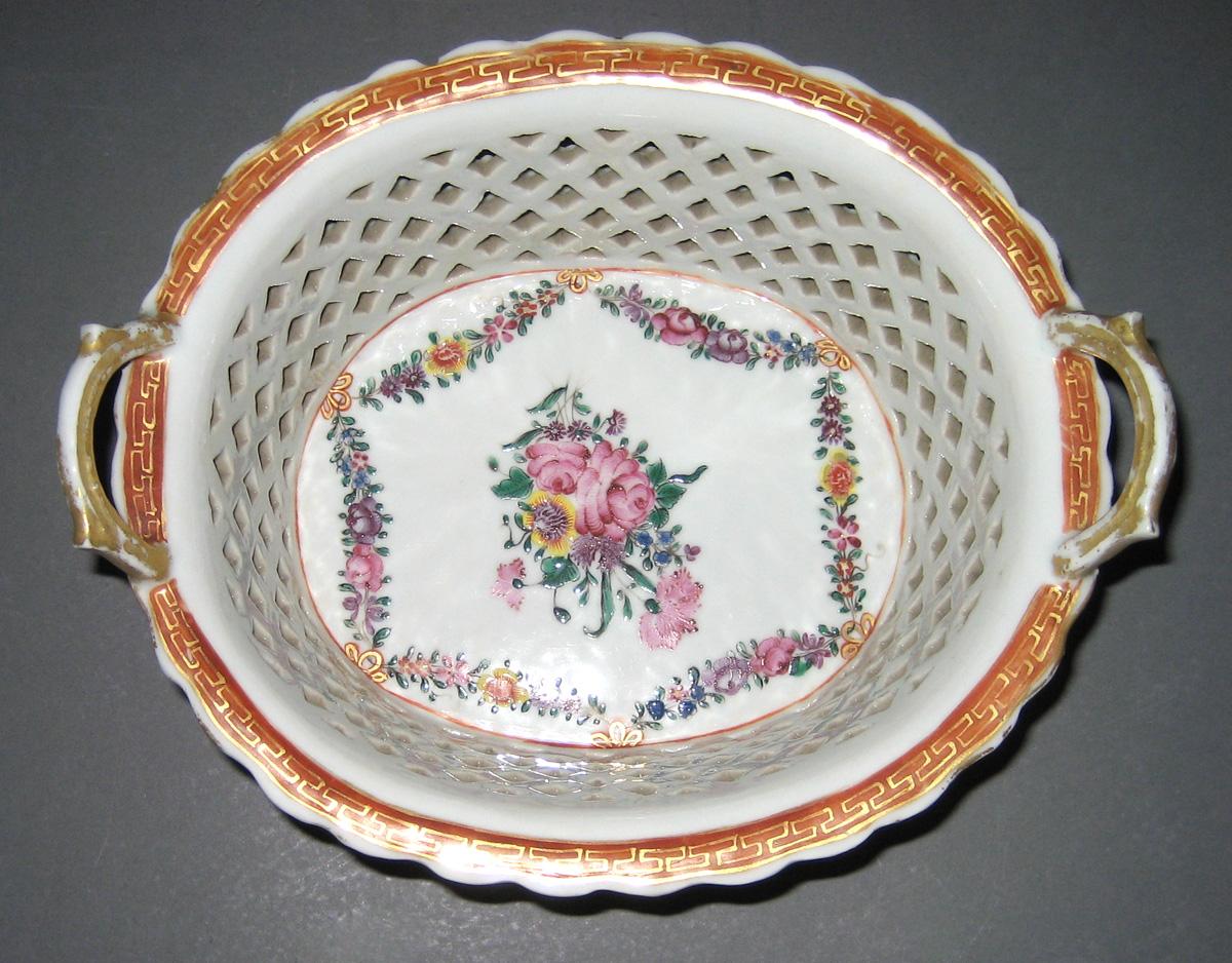 1966.0581.001 A Porcelain Basket interior